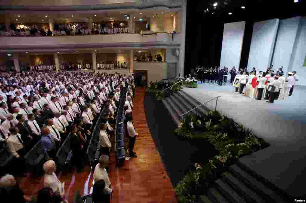 People attend the funeral of Singapore's former leader Lee Kuan Yew at the University Cultural Center at the National University of Singapore, March 29, 2015.