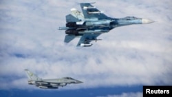 Російський СУ-27 (зверху) у районі Балтики. Неподалік від нього британський винищувач.