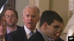 Wakil Presiden Joe Biden (tengah) bersama para senator partai Demokrat bergegas menuju ruang rapat Senat partai Demokrat untuk membahas lebih lanjut kompromi jurang fiskal di Capitol Hill (31/12).