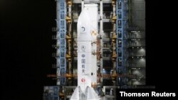 Arhiva: Raketa Dugi marš 5Y, koja prenosi Čang-5 mesečevu sondu, snimljena pre poletanja u Venčang centru za svemirska lansiranja, u Venčangu, Kina.