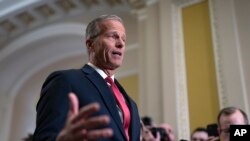 Лидер сенатского большинства Джон Тун выступает перед журналистами в Капитолии в Вашингтоне, 19 февраля 2025 года.