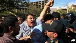 سال گذشته اعتراضات متعددی مقابل سفارت عربستان در ایران صورت گرفت.