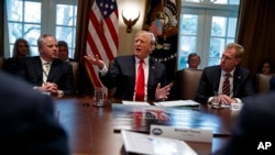 Penjabat Menteri Dalam Negeri AS, David Bernhardt (kiri) dan penjabat menteri Pertahanan AS Patrick Shanahan (kanan) mendengarkan Presiden Donald Trump dalam rapat Kabinet di Gedung Putih, Washington D.C., 2 Januari 2018. 