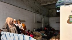 Izbeglice sa Bliskog istoka, koje su se privremeno smestile kod jedne benzinske pumpe u turskoj provinciji, kažu da žele da pređu zatvorenu grčku granicu umesto da ih odvedu u Istanbul, gde bi potencijalno mogle da postanu beskućnici ili se zaraze koronavirusom. Snimljeno 17. marta 2020.