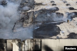 Vatrogasci gase požar nakon ruskog raketnog napada, u Odsei, Ukrajina, 24. juna 2024.