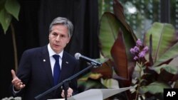 Menteri Luar Negeri AS Antony Blinken berbicara dalam kunjungannya ke Kebun Raya Jose Celestino Mutis di Bogota, Colombia, pada 21 Oktober 2021. (Foto: AP/Luisa Gonzalez)
