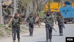 آئی جی پولیس کے مطابق جمعرات کو نوگام میں بی جے پی کے مقامی رہنما انور خان کے گھر پر حملہ کیا گیا تھا۔ حملے میں ملوث چار میں سے تین عسکریت پسندوں کو 24 گھنٹوں کے اندر اندر کارروائی کے دوران ہلاک کر دیا گیا ہے۔