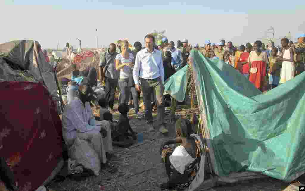 The U.N.'s top humanitarian official in South Sudan, Toby Lanzer, assesses the situation at the U.N. compound where many displaced have sought shelter in Bentiu, Unity state, South Sudan, Dec. 24, 2013. (UNMISS) 