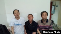 湖南民运人士李旺阳(左)(资料照片)