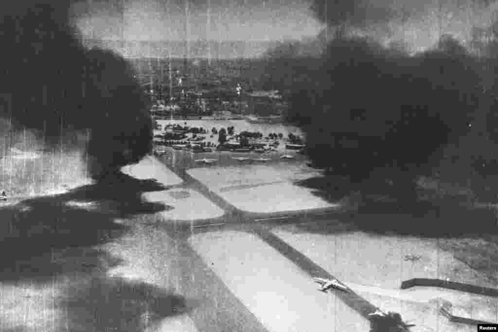 Misr harbiy bazasi Isroil hujumi paytida / Smoke rises after an attack by Israel's Air Force on an Egyptian air field during the Middle East War, June 5, 1967.