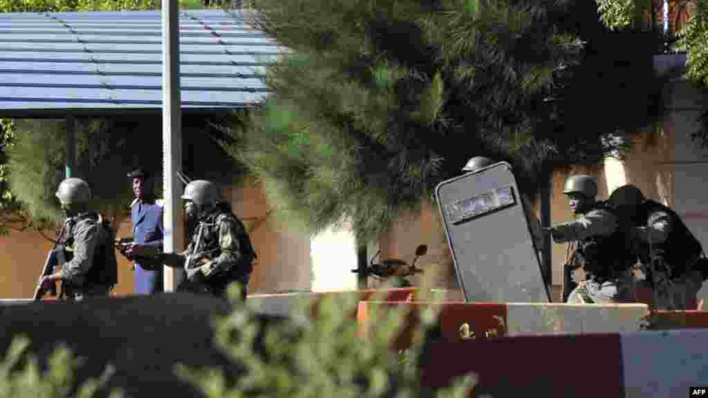 نیروهای مالی خارج هتل آماده می شوند که به داخل هتل محل حضور گروگانگیرها حمله کنند. &nbsp;