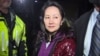 Kepala keuangan Huawei, Meng Wanzhou, saat keluar dari pengadilan di Vancouver, Kanada (foto: dok). Jaksa AS menuduh Meng Wanzhou berbohong kepada bank mengenai transaksi dengan Iran, yang dikenai sanksi AS. 