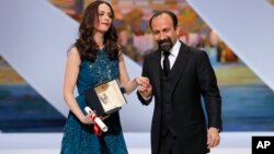 برنیس بژو پس از دریافت نخل طلای بهترین بازیگر زن، از اصغر فرهادی کارگردان فیلم «گذشته» دعوت کرد تا به روی صحنه برود. 