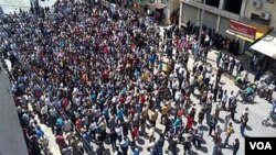 Para demonstran anti-pemerintah kembali melakukan demonstrasi di seluruh Suriah, termasuk di kota pelabuhan Banias (6/5).