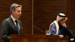 Američki državni sekretar Entoni Blinken na konferenciji za novinare u Dohi sa katarskim premijerom i šefom diplomatije šeikom Mohamedom bin Abdulrahmanom al Tanijem (Foto: AP/Mark Schiefelbein/Pool)