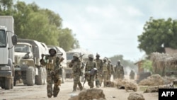 Pasukan Uni Afrika melakukan patroli di kota Golweyn, wilayah Shabelle, Somalia (foto: dok). Militan Al-Shabab, Selasa(3/5), menyerbu pangkalan militer Uni Afrika di desa El-Baraf di wilayah Shabelle, Somalia. 