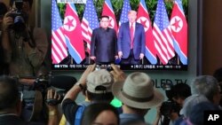 人们在新加坡街头观看川金会实况