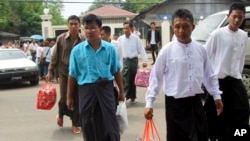 Burmese political prisoners who were released from Insein prison walk away from the facility, May 17, 2013 in Rangoon. 