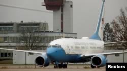 Pesawat militer AS yang terbang di wilayah udara Taiwan, mirip dengan pesawat Angkatan Udara AS C-40 Clipper, yang terparkir di Bandara Zurich, 12 Januari 2018.
