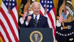 拜登总统在白宫发表讲话（2021年3月25日 美联社)