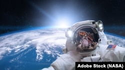 宇航员在太空中，背景是地球。(Adobe Stock, NASA)