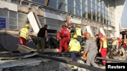 Arhiva - radnici rade na raščišćavanju ostataka nadstrešnice železničke stanice u Novom Sadu koja se srušila u petak i usmrtila 14 osoba (Foto: MUP Srbije)