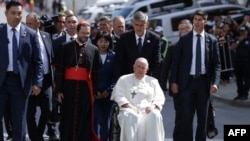 罗马天主教教宗方济各2023年9月1日在教廷驻蒙古首都乌拉巴托使馆（the Apostolic Nunciature）接受欢迎仪式。(Photo by Anand TUMURTOGOO / AFP)