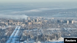 Pogeled iz vazduha na zgrade uništene u intenzivnim borbama, tokom ruske invazije na Ukrajinu, u Bahmutu, Ukrajina, 13. januara 2024.