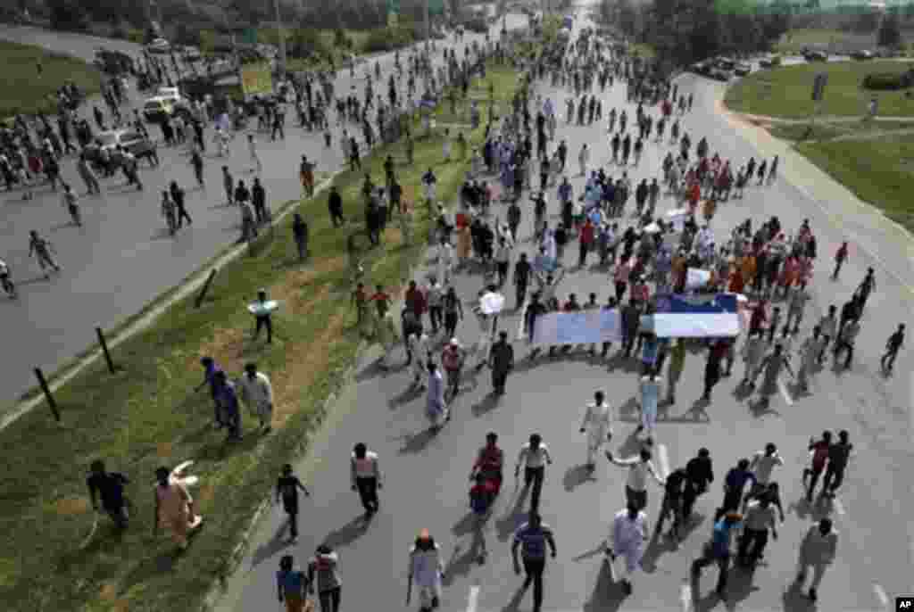 Portlashga qarshi bosh ko'targan namoyishchilar avtomobillar qatnaydigan katta yo'lni to'sib qo'ydi, 23-sentabr, 2013-yil.