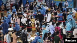 江苏省南京市居民在鼓楼区体育中心排队接受新冠病毒核酸检测。（2021年7月22日）