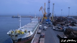 لاک ڈاؤن والے علاقوں میں ماسک لازمی ہو گا، ان علاقوں میں پبلک ٹرانسپورٹ، ڈبل سواری اور تجارتی سرگرمیوں پر پابندی ہو گی۔ تاہم اشیائے خورو نوش کی دکانیں اور میڈیکل اسٹورز شام 7 بجے تک کھولے جا سکیں گے۔