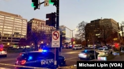 两名国民警卫队士兵11月26日在首都华盛顿遇袭地点附近的街景。