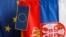 Zastave EU i Srbije (Foto: REUTERS/Ivan Milutinovic