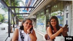 تصویری از ناهید تقوی، زندانی دو تابعیتی ایرانی - آلمانی در کنار فرزند خود مریم کلارن. (سمت چپ) 