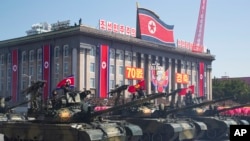 Tank-tank Korea Utara beraksi di parade militer memperingati hari jadi ke-70 Korea Utara di Pyongyang, 9 September 2018. 