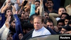 نواز شریف اپنی اہلیہ کلثوم نواز کے جنازے میں شرکت کے بعد روانہ ہو رہے ہیں۔ (فائل فوٹو)