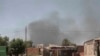 Asap mengepul dari sebuah area di Khartoum, Sudan, pada 3 Mei 2023. Pertempuran antara kelompok paramiliter dan pasukan pemerintah masih terus berlangsung di negara tersebut. (Foto: AP/Marwan Ali)