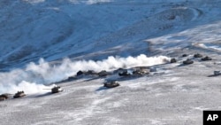 2021年2月10日，印军坦克从中印边境后撤。（照片来自美联社）