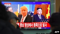 Pengunjung stasiun kereta api di Seoul, Korea Utara, menyaksikan penayangan berita di televisi tentang Presiden AS Donald Trump dan Pemimpin Korea Utara Kim Jong-un, 29 November 2017. (Foto: dok).