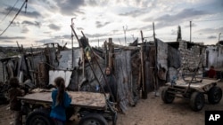 Seorang perempuan Palestina berdiri di samping rumahnya di daerah kumuh di pinggiran Kamp Pengungsi Khan Younis, di Jalur Gaza selatan, Rabu, 25 November 2020. (Foto: dok).
