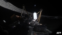 Лежащий на боку аппарат «Афина» на лунной поверхности (снимок был опубликован 7 марта компанией Intuitive Machines)