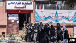 Avganistanske studentkinje okupljaju se ispred Omid instituta zdravstvenih nauka u Kabulu, 3. decembra 2024. 
