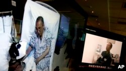 Klip video menunjukkan pemenang Nobel Perdamaian yang dirawat di rumah sakit, kiri, Liu Xiaobo di Beijing, 29 Juni 2017.